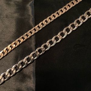 Set; 2 gold bracelets. Both are rose gold in two different shades